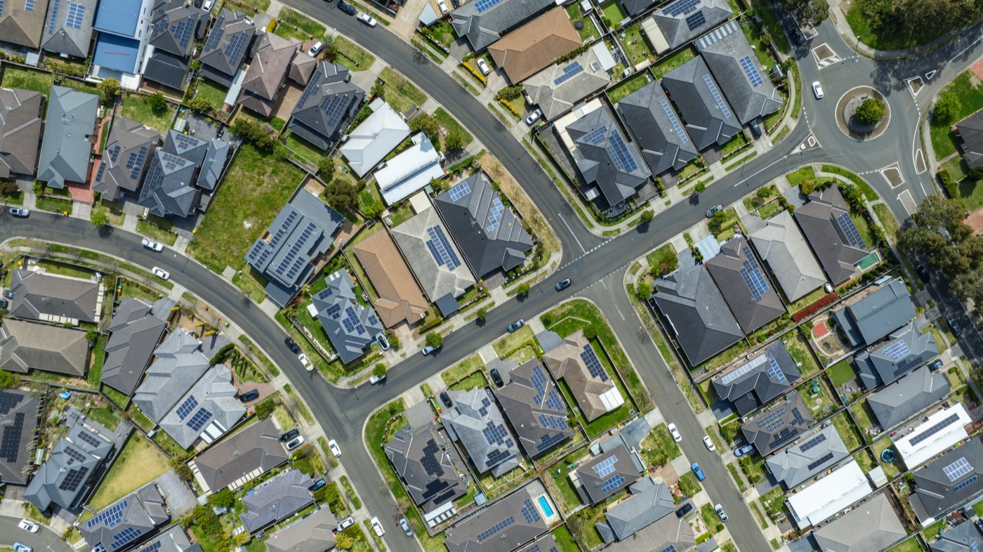 俯瞰成排住宅屋顶与街道